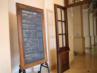Cos� come sono posizionate le antiche bacheche in legno con le quotazioni delle merci...